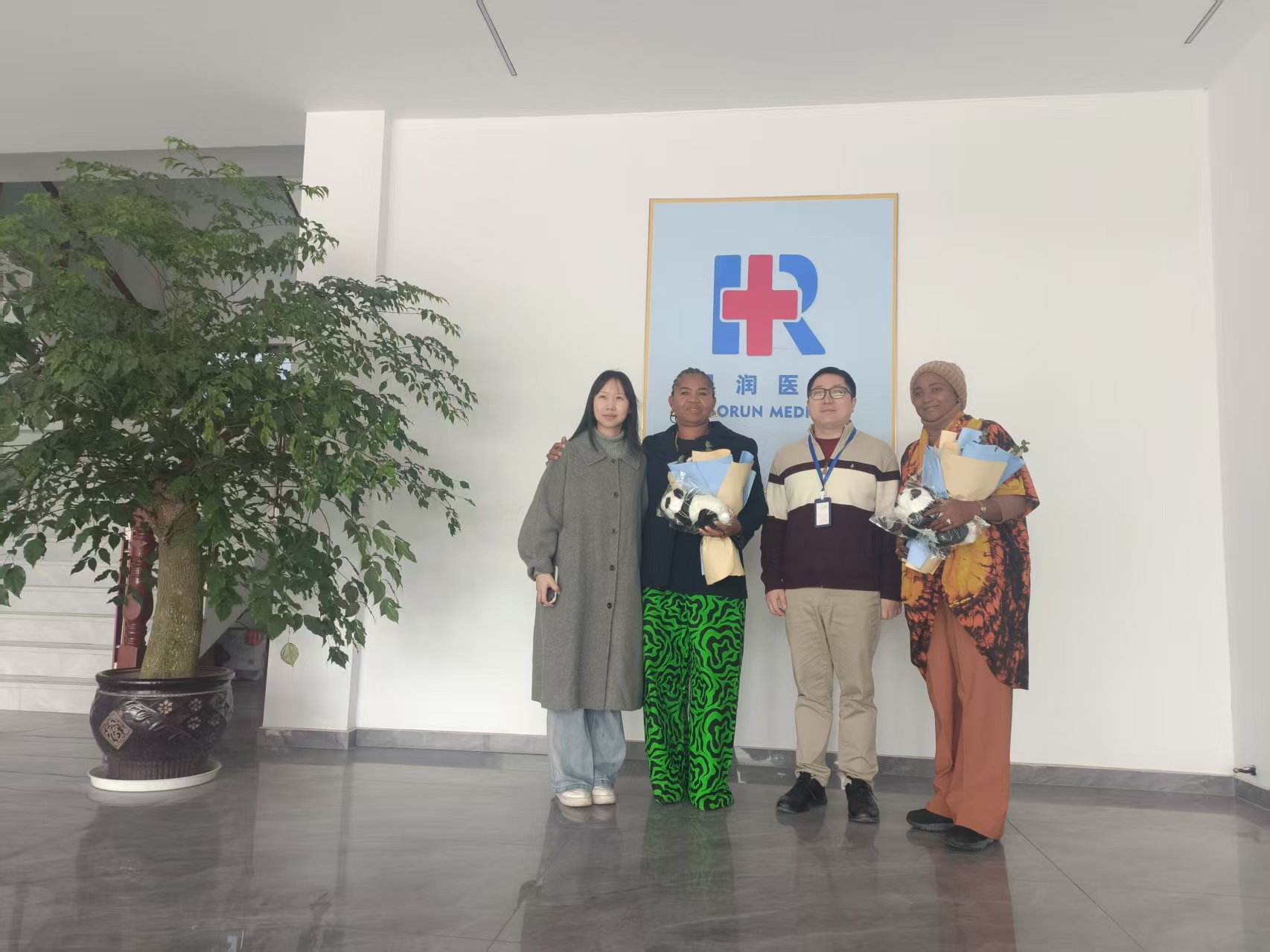 Đoàn công tác của Bộ Y tế Nigeria đã đến thăm Công ty TNHH Sản phẩm Y tế Haoron để kiểm tra, đánh giá.