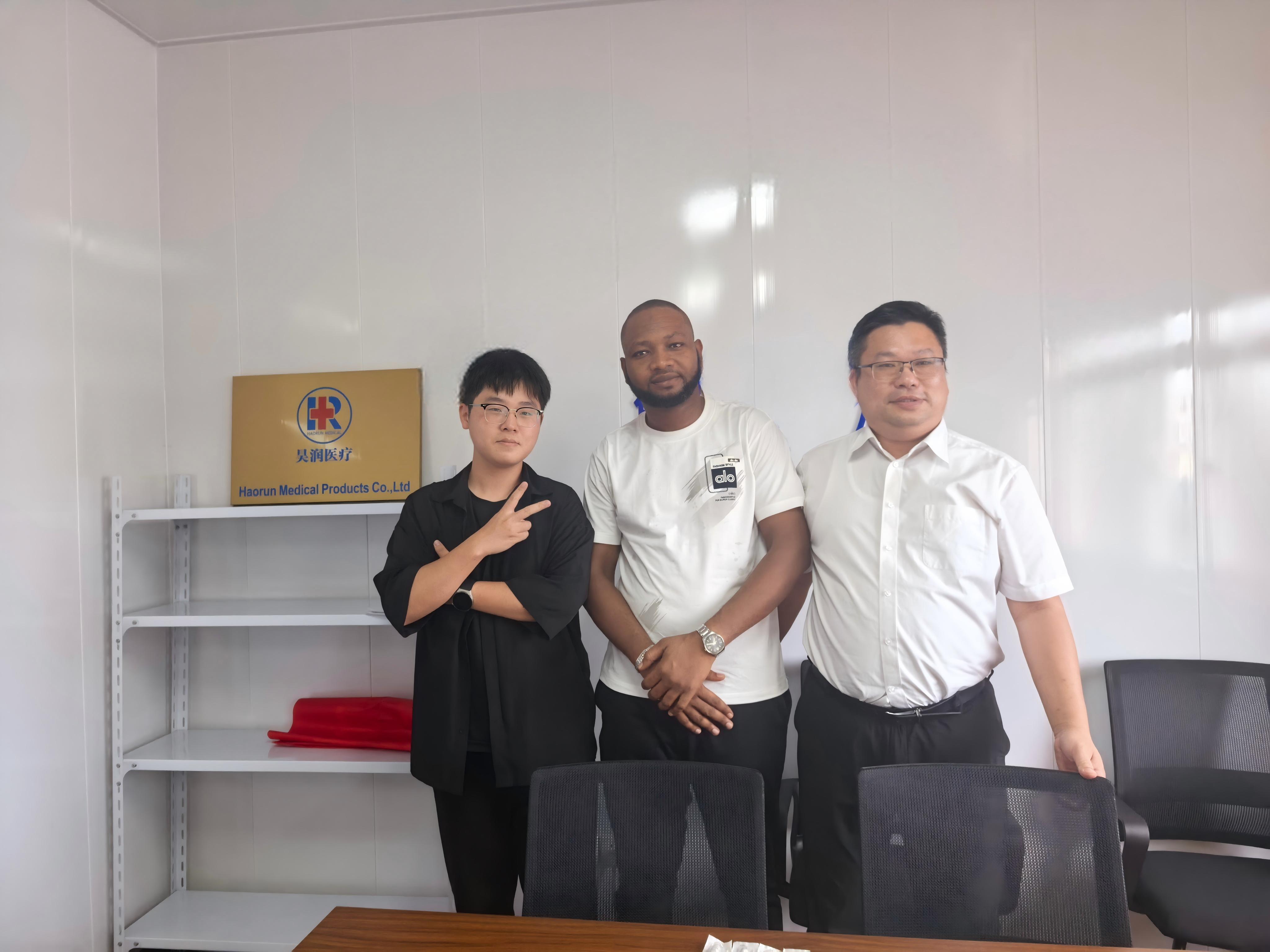 Khách hàng đặt hàng ngay tại chỗ sau khi tham quan nhà máy Haorun Medical.